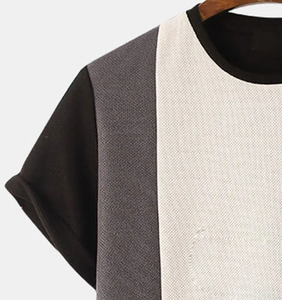 เสื้อยืดผู้ชายแขนสั้นคอโอเวอร์ไซส์ ดีไซน์เรียบง่าย สีสันตัดกัน แบบถัก - Product Image 2