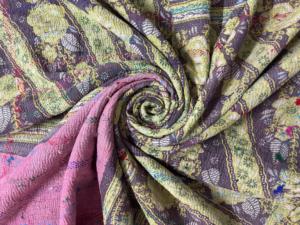 Großhändler für handgefertigte Vintage Kantha-Decken für Bohemian-Heimdekoration und nachhaltige Wendbare Bettdecken - Product Image 5