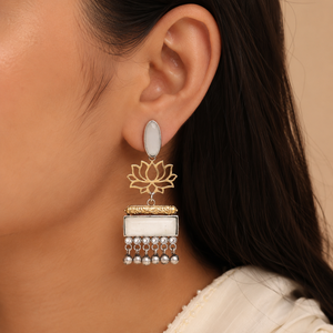 Boucles d'oreilles pendantes ethniques fantaisie en argent plaqué antique, motif lotus, serti clos, style Monalisa, pour femmes, idéales pour les fêtes, style Rajasthan, vente en gros - Product Image 2