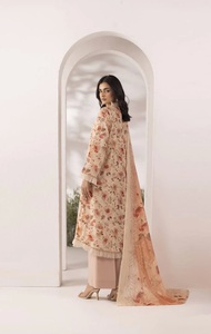 Les dernières créations de shalwar kameez pakistanais de marque pour femmes, en coton/lawn, imprimés. - Product Image 6