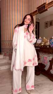 Conjunto de traje Sharara pakistaní de diseño tradicional con costuras elaboradas, hermosa tela de georgette con trabajo de lentejuelas, nuevo, listo para usar en invierno. - Product Image 3