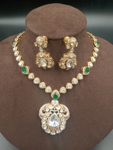 ชุดเครื่องประดับทองชุบ Amaira Jewels ประกอบด้วยสร้อยคอและต่างหู ประดับด้วยพลอยโพลกี้ ดีไซน์ลายดอกไม้คลาสสิก เหมาะสำหรับงานแต่งงานของผู้หญิง - Product Image 6