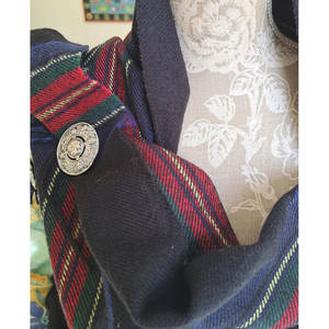 Broche celta tradicional antiguo con escudo circular, joyería escocesa con nudos, patrones en relieve, broches con diseño de cuadros. - Product Image 2