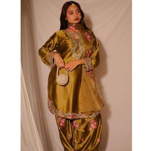 Conjunto de 3 piezas de satén japonés premium: top, salwar y dupatta con bordado de lentejuelas, 2.30 m de organza de seda, ropa étnica lista para usar. - Product Image 1