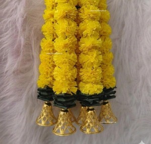 ดอกดาวเรืองประดิษฐ์ที่มีลักษณะเหมือนจริงพร้อมระฆังพวงมาลัยดอกไม้สำหรับงานแต่งงานฉากหลังเทศกาลขึ้นบ้านใหม่ mayun dholki | ของตกแต่งผนังบ้าน - Product Image 5