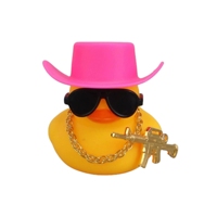 Promotion cadeau jouer maison jouets petit canard en caoutchouc voiture ornements Super Cool Cowboy canard en caoutchouc avec chapeau, lunettes de soleil, pistolets