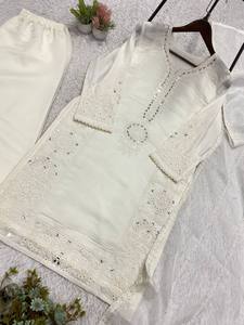 ESTA TEMPORADA DE BODAS, LLEVE NUESTRO HERMOSO ESPEJO DE MANO REAL CON UNA SUPERIOR BORDADA CON LENTEJUELAS, UNA PANTALÓNAS PLAZZO Y UNA DUPATTA - Product Image 5