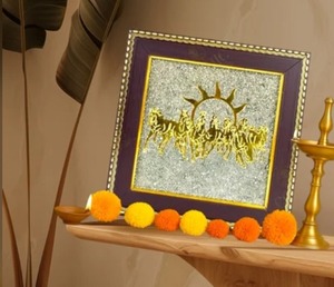 Lujoso cuadro con marcos, con 7 caballos en movimiento tallados en un grupo de pirita en bruto, arte de cristal dorado brillante para el éxito empresarial y la prosperidad. - Product Image 1