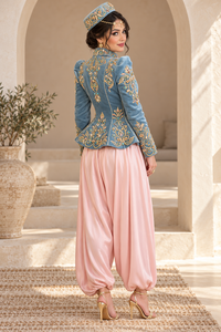 Karakou Argelino de Terciopelo Azul Polvo Mishkat Couture con Bordado Dorado y Sarouel de Satén Rosa Pálido para Fiesta, Largo Maxi, Manga Larga - Product Image 2