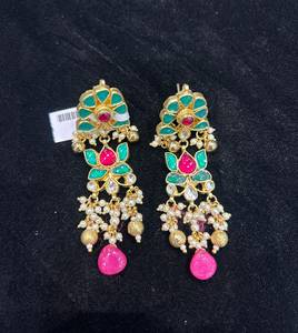Pendientes de plata de ley chapados en oro rodio con diseño de flor y engaste de garra, estilo vintage, con moissanita, para mujer, de Tishya Diamond - Product Image 4