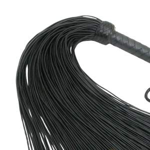 Fouet en cuir suédé doux avec des franges délicates pour débutants, jeu sensoriel - Product Image 5