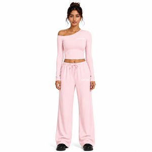 Conjunto de Yoga de Dos Piezas para Mujer: Camiseta Corta Ajustada con Cuello Asimétrico y Pantalones Anchos Holgados, Ropa de Fitness para Pilates, Personalizable OEM, MOQ Bajo - Product Image 1