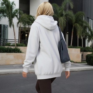 เสื้อฮู้ดผู้หญิงผ้าฝ้ายถัก 100% คุณภาพสูง หนัก 300gsm ป้องกันการหดตัว พร้อมโลโก้ด้านหน้าและกระเป๋าข้าง รับผลิตตามสั่งขายส่ง - Product Image 2
