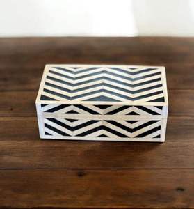 SOFIYA CRAFT Caja de Joyería de Madera Moderna con Incrustaciones Rectangulares en Blanco y Negro, Cierre de Hebilla y Diseño Grabado - Product Image 4