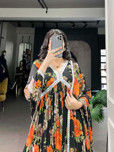Robe Anarkali de soirée en Georgette à imprimé floral avec dentelle effet miroir et dupatta de créateur - Product Image 2