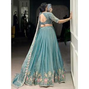 Hermoso Lehenga Choli de Organza Azul Cielo con Tejido Zari para Compromiso - Product Image 3