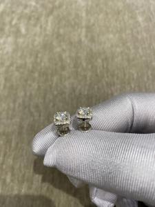 ต่างหูโมอิสซาไนต์สีขาวใสทรงกลมประดับเพชรแบบ Halo ดีไซน์สวยหรู เงินแท้ 925 เหมาะเป็นของขวัญวันครบรอบ ในราคาสุดคุ้ม - Product Image 3