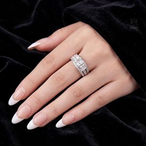 Anillo de compromiso de lujo con tres diamantes de corte princesa cultivados en laboratorio y banda de aniversario con pavé de varias filas - Product Image 1