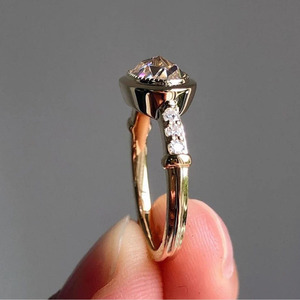 Anillo de Moissanita Ovalada con Corte Rosa, Incolora, Engastado en Plata de Ley 925, Anillo de Compromiso y Boda Minimalista con Detalles de Pavé y Milgrain - Product Image 4