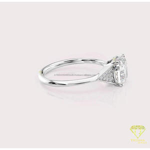 Bague de luxe en argent 925 avec diamant de laboratoire carré, ton argenté avec centre étincelant et détails latéraux effilés - Product Image 4