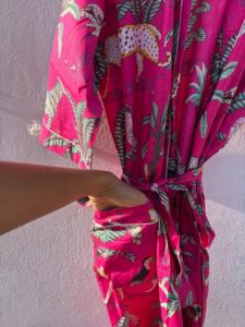 Bata de Baño Kimono de Lujo Unisex 100% Algodón con Estampado Floral, Cuello en V, Cierre con Cordón, Transpirable, Color Rosa, para Mujer, para la Playa - Product Image 2