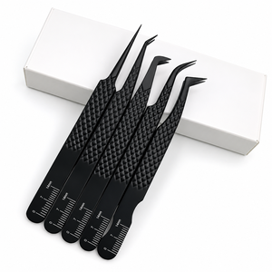 Pince à cils noire mate avec logo personnalisé, testée à la main, en acier inoxydable, avec grip diamant, pour extensions de cils, vente en gros à prix abordable - Product Image 1