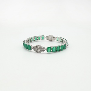 Bracelet élégant pour les occasions festives, accessoire de mode, bracelet en argent, bijou de créateur avec pierre verte, confortable à porter pour les occasions festives. - Product Image 4