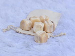 Dés de jeu de société personnalisés 16 mm D6 en os d'ivoire blanc, points circulaires noirs, écologiques, faits à la main, modernes, artisanat naturel en buffle - Product Image 4