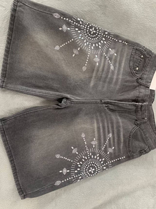 Shorts en jean noir délavé pour homme, style streetwear, avec strass brodés, ourlet effiloché, fournisseur OEM personnalisé - Product Image 5