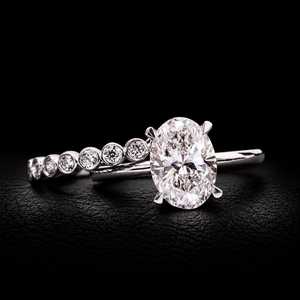 Bague de fiançailles en diamant taille ovale pour femme, style classique avec pierres latérales rondes, or massif 9 carats, plaqué or - Product Image 4