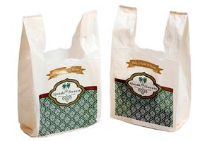 Bolsas de plástico reutilizables para camisetas con asa, personalizadas al por mayor, reciclables, de PLA/PE HDPE, con fuelle lateral, impresas en huecograbado, para venta al por menor. - Product Image 6