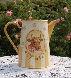 Bidon d'eau galvanisé imprimé en émail avec des motifs artisanaux complexes assurant durabilité et praticité dans le soin des plantes - Product Image 3