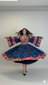 Vestido Afgano Kuchi Fusion Negro Medianoche Moderno con Estampados Florales Azules Brillantes y Bordado en Contraste Rosa Neón - Product Image 3