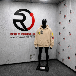 Sudadera con capucha beige para hombre con cremallera, parches de dibujos animados y parche de bandera estadounidense, corte regular, informal, cómoda, holgada, en oferta. - Product Image 3