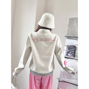 Chaqueta Varsity Color Crema con Bordado de Notas Musicales Rosadas y Parche de Nube, Estilo Preppy, Corte Regular, Ropa de Abrigo para Otoño - Product Image 2