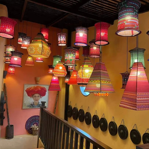 Lanterne en soie vietnamienne vintage faite à la main à Hoi An, idéale pour la décoration de la maison, le festival de mariage et les célébrations en plein air - Product Image 1