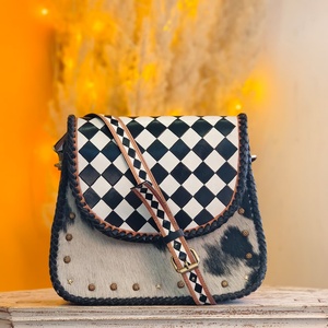 Bolso Bandolera de Cuero Vacuno Hecho a Mano con Patrón a Cuadros y Pelo de Vaca, Bolso de Hombro con Correa Elegante y Duradera - Product Image 1