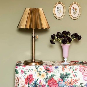 Lampe de table décorative moderne unique en aluminium doré pour chambre à coucher, décoration intérieure - Product Image 3