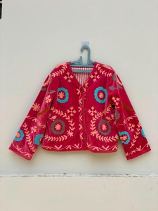 Chaqueta Reversible de Terciopelo Rosa Premium para Mujer con Exquisitos Bordados Florales a Mano - Product Image 2