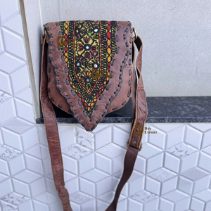 Sac bandoulière en cuir véritable style Banjara, sac à main bohème élégant, multicolore, fait main, léger, avec détails lettrés, cadeau idéal pour - Product Image 1