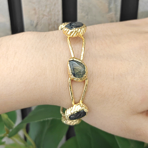 Bracelet manchette ouverte en préhnite naturelle plaqué or 18 carats, fait main, style punk, bijoux en laiton, bracelet géométrique ajustable - Product Image 2