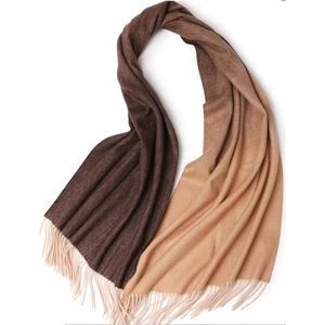 Écharpe de luxe personnalisée pour femme en mélange de laine douce, finition élégante et style tendance pour l'hiver - Product Image 5