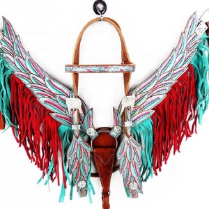 Selle anglaise légère en cuir de vachette de créateur, modèle Angel, pour têtière et collier de poitrage, avec conchos brillants et accents rose, rouge et blanc - Product Image 1