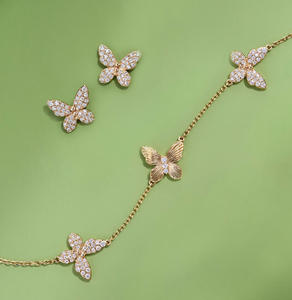 Boucles d'oreilles à clous en diamant avec motif papillon symétrique - Product Image 4