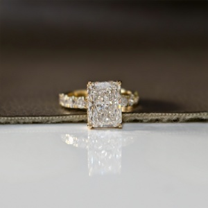 Anillo de Compromiso de Lujo con Diamante Cultivado en Laboratorio de 4 Quilates, Corte Radiante, Banda Pavé, Oro de 14K, Certificado IGI, Diamante VS1 E para Aniversario o Boda - Product Image 1