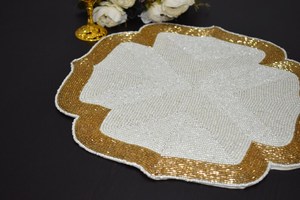 Set de table perlé fait main, forme irrégulière, tissu glamour blanc avec bordure dorée, set de table décoratif - Product Image 3