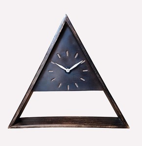 Horloge murale en bois naturel triangulaire analogique, style artistique antique unique, horloge en bois décorative, décoration murale géométrique - Product Image 1