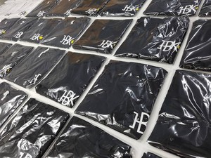 เสื้อยืดแฟชั่นผู้ชายแบบสั่งทำพิเศษ ผ้าฝ้ายเนื้อแน่น ทรงหลวมใส่สบายทุกวัน พร้อมบริการผลิตแบบ OEM ระดับมืออาชีพ - Product Image 2