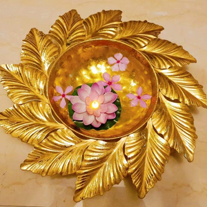 Bol Urli traditionnel en métal, bol décoratif pour fleurs flottantes, Diya Urli pour la décoration de la maison, du temple et des festivals - Product Image 1