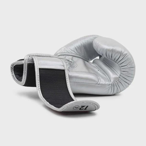 Guantes de Boxeo de Piel de Primera Calidad Color Plata con Cierre de Velcro y Logotipo Personalizado, Correas Ajustables, Ideales para Muay Thai - Product Image 3